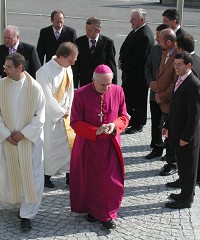 Empfang des Bischofs vor der Pfarrkirche in Gro&szlig;m&uuml;rbisch