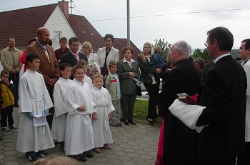 Empfang des Bischofs vor der Filialkirche