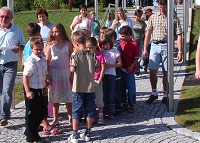 VS-Direktor Heinz Weber mit den Sch&uuml;lern nach dem Schulschlussgottesdienst