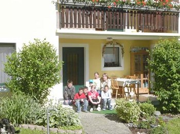 Die Sch&uuml;ler vor ihrem Quartier in Neuhaus am Klausenbach