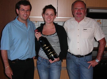 Nicole Jandrasits mit Vizebgm. Reinhard Strobl und Obmann Anton Horvath von der ÖVP Kleinmürbisch Nicole Jandrasits mit Vizebgm. Reinhard Strobl und Obmann Anton Horvath von der ÖVP Kleinmürbisch