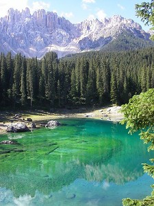 Karersee mit der Latemar-Gruppe im Hintergrund