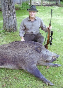 Waidkamerad Werner Fischer mit dem 145 kg schweren Keiler