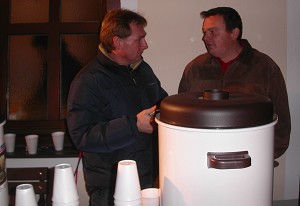 Erwin und Dietmar waren f&uuml;r den Gl&uuml;hwein zust&auml;ndig