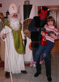 Auch die &Ouml;VP im Ort schickte Nikolaus und Krampus zu den Kindern