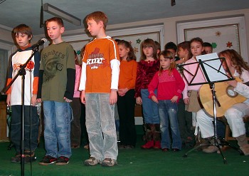 Die Kinder bringen Weihnachtsgedichte vor