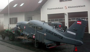 Der neue Eurofighter beim Gemeindeamt Kleinm&uuml;rbisch