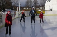 Eislaufen auf der Kunsteisbahn in Pinkafeld