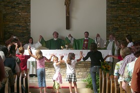 Die Kinder beim Vater-Unser rund um den Altar