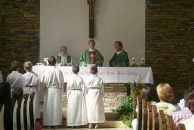 Priester und Diakon bei der Messfeier
