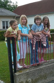 Die M&auml;dchen der zweiten und dritten Schulstufe