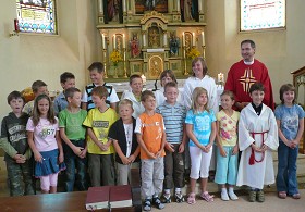 Pfarrer Michael W&uuml;ger mit den Volksschulkindern in der Pfarrkirche