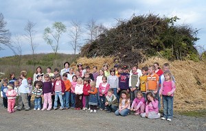 Ebenso imposant war die Kinderschar f&uuml;r die Ostereiersuche