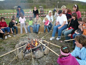 Gedr&auml;nge herrschte beim Grillen am kleinen Osterfeuer