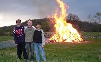 Imposant war das gro&szlig;e Osterfeuer am Abend