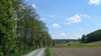 Die Wanderer am Feldackerweg im Dorf