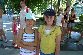 Laura Recker und Julia Strobl im Tierpark