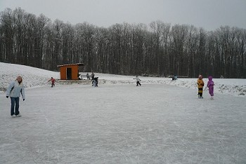 Eislaufen und Eishockey beim Spielplatz im Graben