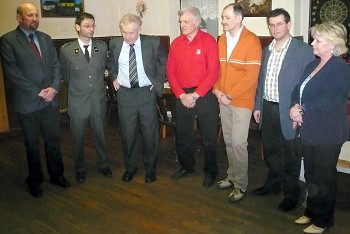 Karl Windisch und Josef Marth mit Vertretern des Roten Kreuzes und der Gemeinde