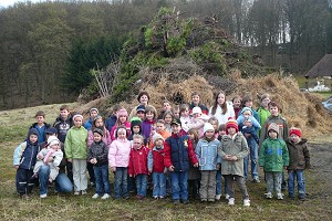 Die gro&szlig;e Kinderschar vor der Ostereiersuche