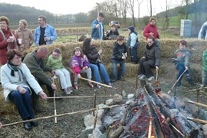 Beim W&uuml;rstel- und Speckgrillen am kleinen Feuer