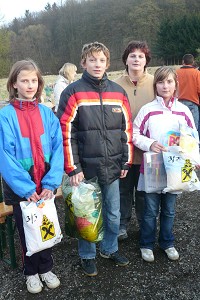 Die Schnellsten der &auml;lteren Kinder mit Obfrau Renate Fr&uuml;hwirth