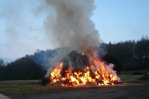 Das gro&szlig;e Osterfeuer kurz nach dem Entz&uuml;nden