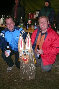 Sch&auml;tzspielgewinner Rene Kollarits mit Osterhasenproduzent und Sponsor Wolfgang Fr&uuml;hwirth