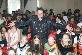 Zauberer Mr. G?rard inmitten der Kinder