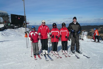 Buslenker Ferdinand Marth mit den Frauen der Fam. Strobl