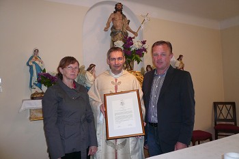 Pfarrer Michael W&uuml;ger mit Helga Kurta und Franz Fr&uuml;hwirth