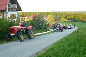 Weitertransport des Baumes von Fam. Jost