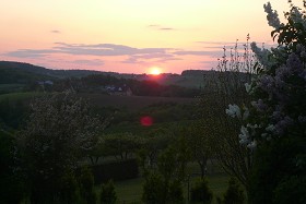 Sonnenuntergangs-Stimmung beim Aufstellen des Maibaums