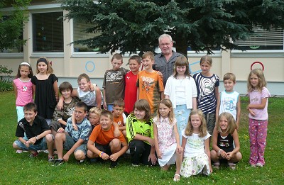 Die Sch&uuml;ler des Schuljahres 2007/2008 mit Dir. Heinz Weber