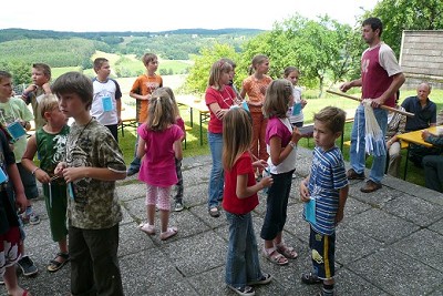 Gespannt waren die Kinder auf den Beginnd er Spiele