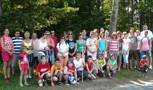 Gruppenfoto der Wallfahrer mit den Firmlingen