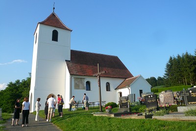 Agape vor der Kirche