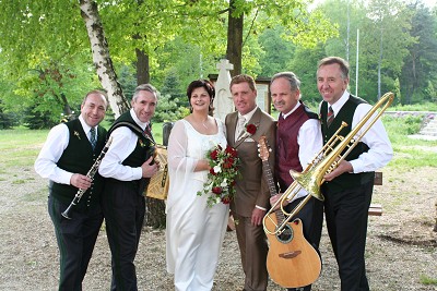 Die Stoani"s bei der Hochzeit von Obfrau und Stellvertreter Renate und Wolfgang Fr&uuml;hwirth im Mai 2006