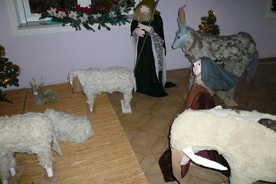 Schafe und Esel beh&uuml;tet von Hirten