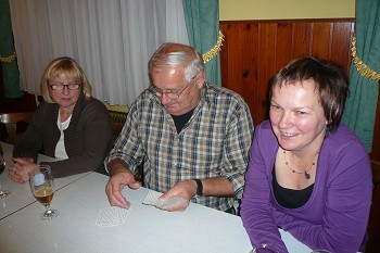 Weidinger Stefan neben Wilhelmine Schaberl und Melitta Lendl beim Kartenspiel