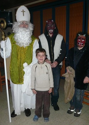 Der Nikolaus der &Ouml;VP Kleinm&uuml;rbisch mit Kind(ern) und Krampussen