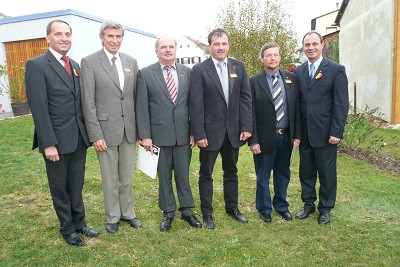 Anton Horvath mit Freunden aus Inzenhof und Repr&auml;sentanten der &Ouml;VP bei der Ehrung