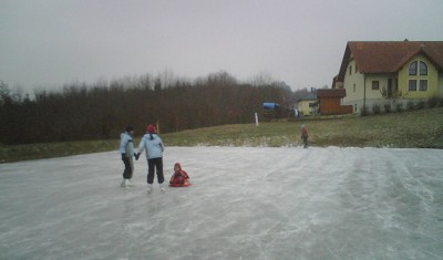 Eislaufvergn&uuml;gen beim Spielplatz in Kleinm&uuml;rbisch