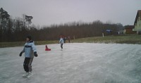 Eislaufvergn&uuml;gen beim Spielplatz in Kleinm&uuml;rbisch