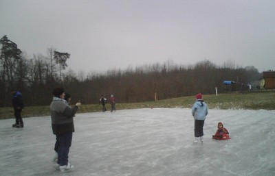 Eislaufvergn&uuml;gen beim Spielplatz in Kleinm&uuml;rbisch