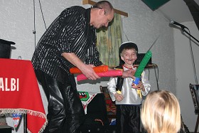 Zauberer Magic Albi begeisterte die Kinder