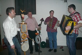 Die Musiker beim Kindermaskenball