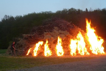 Wolfgang Fr&uuml;hwirth entz&uuml;ndet das gro&szlig;e Osterfeuer