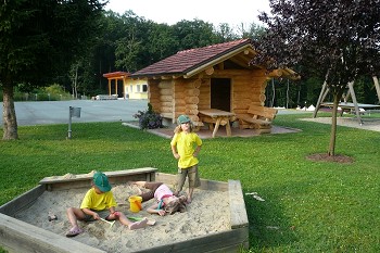 Pfadfinder in Kleinm&uuml;rbisch - die Kinder am Spielplatz