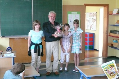 Abschluss des Schuljahres 2008/2009 - Geschenk der 4. Schulstufe f&uuml;r Dir. Weber